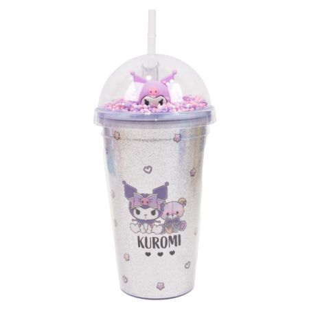 כוס שתייה עם קשית ופונפונים ודמות קורומי